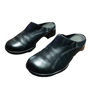 Clark’s slip on leather  shoes women size 8 1/2 medium